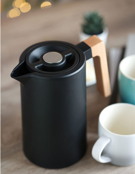 Alternative view of Servir Jug